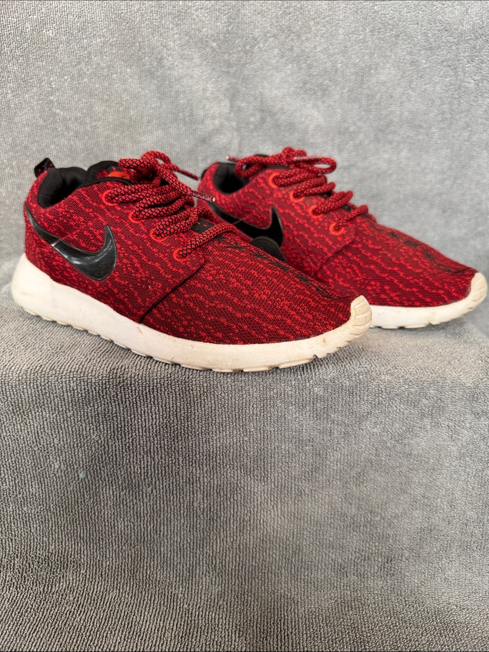 Nike Roshe One (formerly Roshe Run) Kids Red and Black Knit Sneakers Kids size 8